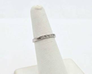 152 Platinum and Diamond Ring, 2.7g