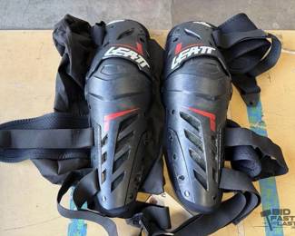 1504 Leatt Dual Axis Knee Guards
