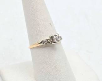 322 14k Gold and Diamond Ring, 2.1g