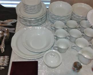 MIKASA 'French Country Side' (Total: 40 Pieces)