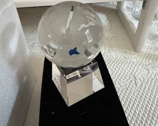 Crystal presentation globe