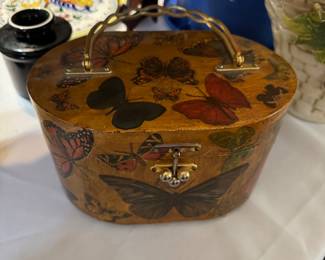 vintage purse that doubles as a sewing basket