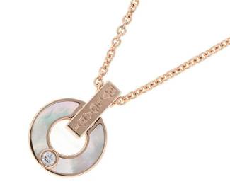 "This exquisite Bvlgari pendant necklace is crafted from luxurious 18K rose gold, showcasing a stunning openwork design. Adorned with dazzling pavé-set diamonds and a striking white mother-of-pearl inlay, it embodies the perfect blend of elegance and modern sophistication that Bvlgari is renowned for. Ideal for both casual and formal occasions, this necklace features an adjustable chain for versatile styling. It comes in excellent pre-owned condition with minimal wear, making it a standout addition to any jewelry collection.

Victorins Auctions will coordinate all domestic and international shipping. Please allow approximately 10–15 business days for processing. Certain items may require additional handling time depending on their location, origin, or special packaging requirements. By registering for or placing a bid in a Victorins auction, you confirm that you have reviewed, understood, and agreed to our Shipping, Payment, and Auction Policies."
