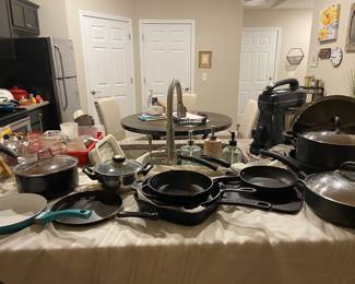 Several pots/pans to choose from!! 