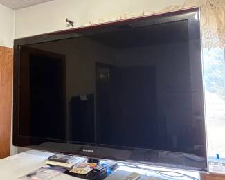 SAMSUNG 52" FLATSCREEN TV