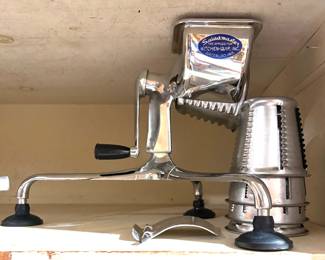 VINTAGE SALADMASTER HAND CRANK FOOD PROCESSOR WITH 5 CONES.