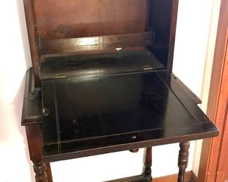 SMALL ANTIQUE DROP LEAF DESK.