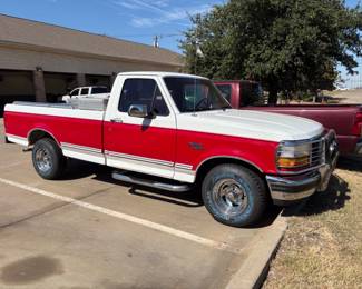 1992 FORD F150 XLT LARIAT WITH ONLY 87,000 ACTUAL MILES.  FULLY LOADED LONG BED.  BRAND NEW TIRES AND FRESH TUNE-UP AND NEW OIL CHANGE AND ANTI-FREEZE.  MORE PICTURES TO COME.  