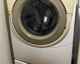 FRONT LOAD WHIRLPOOL WASHING MACHINE.