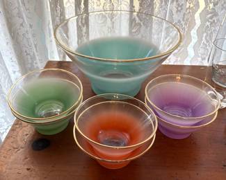 GORGEOUS MCM BLENDO GLASS, 7PC OMBRE RAINBOW SALAD BOWL SET.