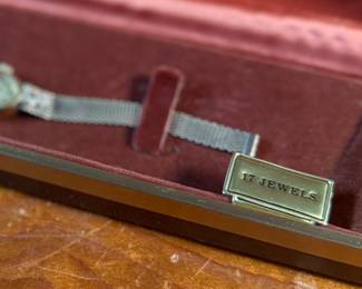 This is a vintage gold-tone Jules Jürgensen ladies’ dress watch with an integrated mesh bracelet, presented in its original box with 17 jewels and genuine diamonds. Winds and runs.
