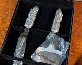 Proceeds from this lot will be donated to non-profit Salem Dogs in Marion County, Oregon. This lot features a collection of items manufactured by Arthur Court circa 1980s. Salem Dogs focus is on helping special needs dogs when their people experience extreme circumstances. Owner death, hospice, and nursing/assisted living situations are some examples that trigger the need for a new home. In addition, some people find themselves unable to afford medical bills and opt to have their dog euthanized. In those cases, Salem Dogs is often contacted and has either taken in the dog or helped the owner financially. While most of their work is in the Salem, Oregon area, this charity has helped dogs in multiple areas around North America.
