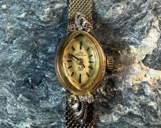 This is a vintage gold-tone Jules Jürgensen ladies’ dress watch with an integrated mesh bracelet, presented in its original box with 17 jewels and genuine diamonds. Winds and runs.
