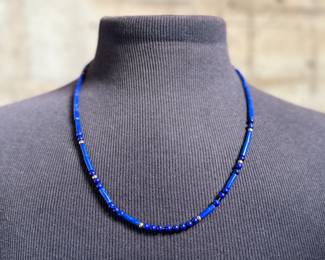 This lot features a stunning necklace & bracelet set, made with 14k gold and lapis. The necklace measures 24” and the bracelet 7”. Total approx. weight of 30.00 grams.

