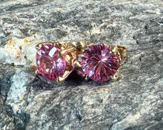 This lot features a pair of stunning 14k gold earrings with lab grown pink sapphires. Total approx. weight of 2.15 grams.
