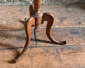 This lot features an early 19th-century Federal style New England cherry candlestand with a tripod spider leg base that measures, 28” H x 16.5” W x 16.5” D.
