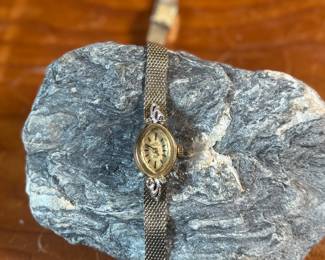 This is a vintage gold-tone Jules Jürgensen ladies’ dress watch with an integrated mesh bracelet, presented in its original box with 17 jewels and genuine diamonds. Winds and runs.
