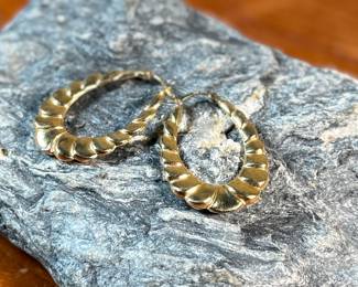 This lot features a pair of 14k gold earrings with a total approx. weight of 3.0 grams.
