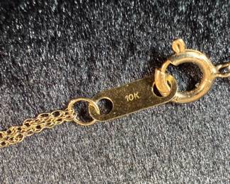 This lot features a stunning vintage 10k gold necklace with various stones including Amethyst, Peridot, Pearl, Blue Topaz, & Citrine, measuring 18” with a total approx. weight of 11.26 grams. Comes in a fancy presentation case and marked 10k as shown in photos.
