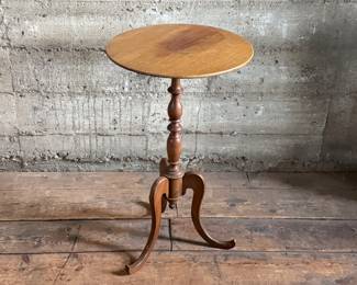 This lot features an early 19th-century Federal style New England cherry candlestand with a tripod spider leg base that measures, 28” H x 16.5” W x 16.5” D.
