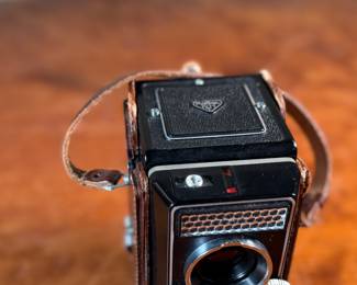 The lot features a Rollei Magic twin-lens reflex (TLR) camera. This vintage medium format camera was produced by the German company Franke & Heidecke between 1960 and 1962. It uses 120 film and produces 6×6 cm images. The camera features a 75mm f/3.5 Schneider Xenar taking lens and a 75mm f/3.5 Heidosmat viewing lens. A key feature of the Rollei Magic is its automatic exposure system, which relies on a built-in selenium light meter. The camera’s design is based on the Rolleicord series and was an early attempt at an automatic camera in the medium format market. Tested and in good working condition.
