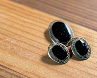 This lot features a set of 12k gold-fill earrings & a brooch, manufactured by Winard Jewelry Company. Winard Jewelry Co. was one of a few premier costume & fine jewelry establishments in mid-century America, well-known for their fine, gold-filled jewelry in the ’40s and ’50s.
