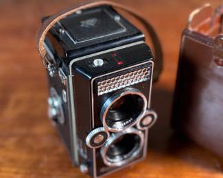 The lot features a Rollei Magic twin-lens reflex (TLR) camera. This vintage medium format camera was produced by the German company Franke & Heidecke between 1960 and 1962. It uses 120 film and produces 6×6 cm images. The camera features a 75mm f/3.5 Schneider Xenar taking lens and a 75mm f/3.5 Heidosmat viewing lens. A key feature of the Rollei Magic is its automatic exposure system, which relies on a built-in selenium light meter. The camera’s design is based on the Rolleicord series and was an early attempt at an automatic camera in the medium format market. Tested and in good working condition.
