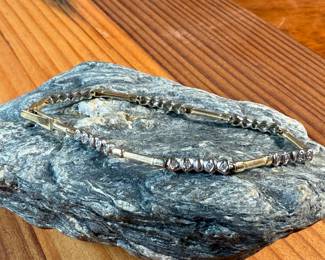 This lot features a 14k gold bracelet that measures 7” and has a total approx. weight of 6.24 grams.
