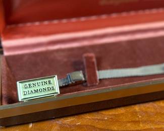 This is a vintage gold-tone Jules Jürgensen ladies’ dress watch with an integrated mesh bracelet, presented in its original box with 17 jewels and genuine diamonds. Winds and runs.
