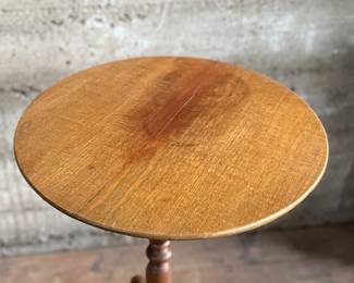 This lot features an early 19th-century Federal style New England cherry candlestand with a tripod spider leg base that measures, 28” H x 16.5” W x 16.5” D.
