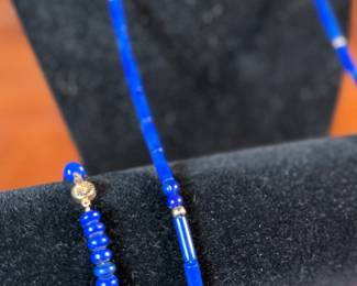 This lot features a stunning necklace & bracelet set, made with 14k gold and lapis. The necklace measures 24” and the bracelet 7”. Total approx. weight of 30.00 grams.
