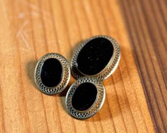 This lot features a set of 12k gold-fill earrings & a brooch, manufactured by Winard Jewelry Company. Winard Jewelry Co. was one of a few premier costume & fine jewelry establishments in mid-century America, well-known for their fine, gold-filled jewelry in the ’40s and ’50s.
