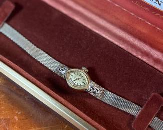 This is a vintage gold-tone Jules Jürgensen ladies’ dress watch with an integrated mesh bracelet, presented in its original box with 17 jewels and genuine diamonds. Winds and runs.
