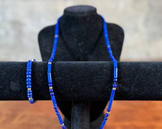 This lot features a stunning necklace & bracelet set, made with 14k gold and lapis. The necklace measures 24” and the bracelet 7”. Total approx. weight of 30.00 grams.

