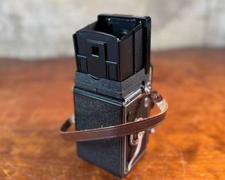 The lot features a Rollei Magic twin-lens reflex (TLR) camera. This vintage medium format camera was produced by the German company Franke & Heidecke between 1960 and 1962. It uses 120 film and produces 6×6 cm images. The camera features a 75mm f/3.5 Schneider Xenar taking lens and a 75mm f/3.5 Heidosmat viewing lens. A key feature of the Rollei Magic is its automatic exposure system, which relies on a built-in selenium light meter. The camera’s design is based on the Rolleicord series and was an early attempt at an automatic camera in the medium format market. Tested and in good working condition.
