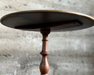 This lot features an early 19th-century Federal style New England cherry candlestand with a tripod spider leg base that measures, 28” H x 16.5” W x 16.5” D.
