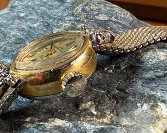 This is a vintage gold-tone Jules Jürgensen ladies’ dress watch with an integrated mesh bracelet, presented in its original box with 17 jewels and genuine diamonds. Winds and runs.
