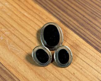 This lot features a set of 12k gold-fill earrings & a brooch, manufactured by Winard Jewelry Company. Winard Jewelry Co. was one of a few premier costume & fine jewelry establishments in mid-century America, well-known for their fine, gold-filled jewelry in the ’40s and ’50s.
