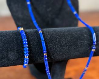This lot features a stunning necklace & bracelet set, made with 14k gold and lapis. The necklace measures 24” and the bracelet 7”. Total approx. weight of 30.00 grams.
