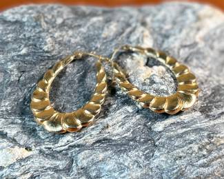 This lot features a pair of 14k gold earrings with a total approx. weight of 3.0 grams.
