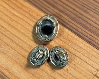 This lot features a set of 12k gold-fill earrings & a brooch, manufactured by Winard Jewelry Company. Winard Jewelry Co. was one of a few premier costume & fine jewelry establishments in mid-century America, well-known for their fine, gold-filled jewelry in the ’40s and ’50s.
