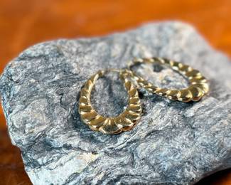 This lot features a pair of 14k gold earrings with a total approx. weight of 3.0 grams.
