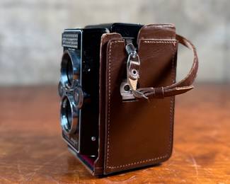 The lot features a Rollei Magic twin-lens reflex (TLR) camera. This vintage medium format camera was produced by the German company Franke & Heidecke between 1960 and 1962. It uses 120 film and produces 6×6 cm images. The camera features a 75mm f/3.5 Schneider Xenar taking lens and a 75mm f/3.5 Heidosmat viewing lens. A key feature of the Rollei Magic is its automatic exposure system, which relies on a built-in selenium light meter. The camera’s design is based on the Rolleicord series and was an early attempt at an automatic camera in the medium format market. Tested and in good working condition.
