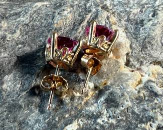 This lot features a pair of stunning 14k gold earrings with lab grown pink sapphires. Total approx. weight of 2.15 grams.
