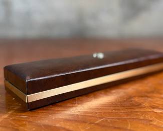 This is a vintage gold-tone Jules Jürgensen ladies’ dress watch with an integrated mesh bracelet, presented in its original box with 17 jewels and genuine diamonds. Winds and runs.
