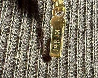 This lot features a stunning necklace & bracelet set, made with 14k gold and lapis. The necklace measures 24” and the bracelet 7”. Total approx. weight of 30.00 grams.
