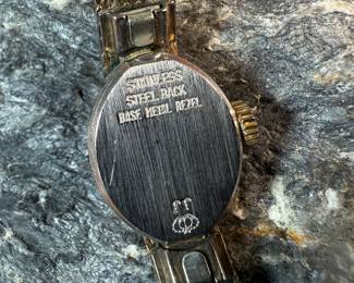 This is a vintage gold-tone Jules Jürgensen ladies’ dress watch with an integrated mesh bracelet, presented in its original box with 17 jewels and genuine diamonds. Winds and runs.
