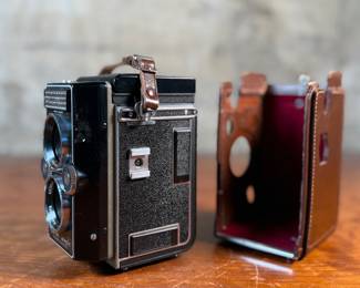 The lot features a Rollei Magic twin-lens reflex (TLR) camera. This vintage medium format camera was produced by the German company Franke & Heidecke between 1960 and 1962. It uses 120 film and produces 6×6 cm images. The camera features a 75mm f/3.5 Schneider Xenar taking lens and a 75mm f/3.5 Heidosmat viewing lens. A key feature of the Rollei Magic is its automatic exposure system, which relies on a built-in selenium light meter. The camera’s design is based on the Rolleicord series and was an early attempt at an automatic camera in the medium format market. Tested and in good working condition.
