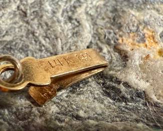 This lot features a stunning necklace & bracelet set, made with 14k gold and lapis. The necklace measures 24” and the bracelet 7”. Total approx. weight of 30.00 grams.
