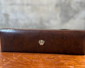 This is a vintage gold-tone Jules Jürgensen ladies’ dress watch with an integrated mesh bracelet, presented in its original box with 17 jewels and genuine diamonds. Winds and runs.
